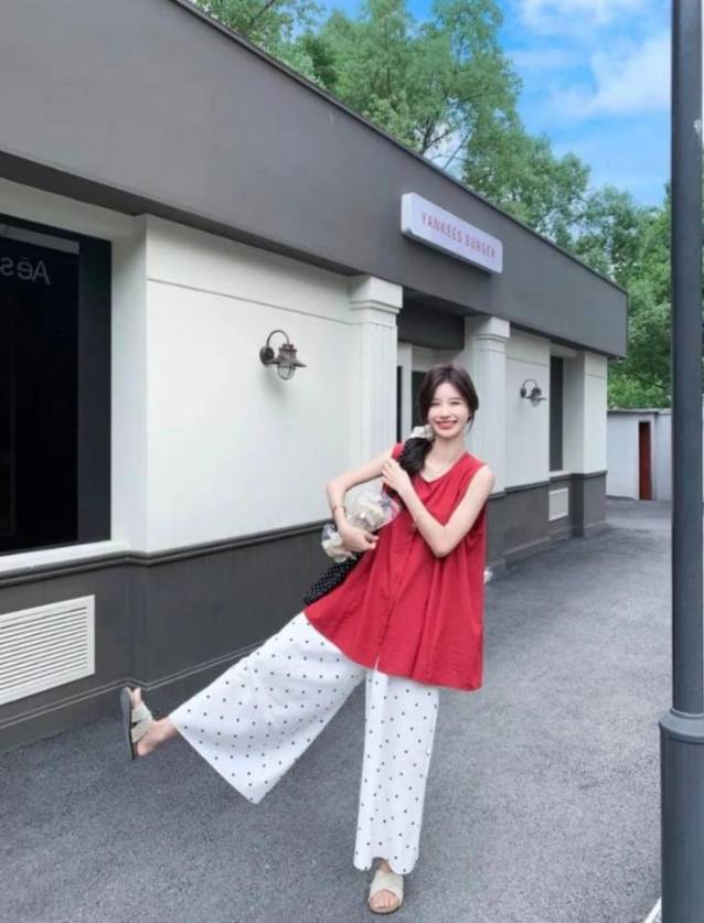 甜度超标：红色上衣+波点裤