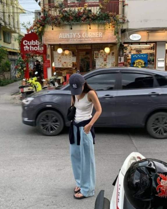 背心牛仔裤的休闲穿搭