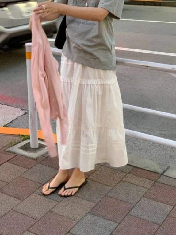 灰色T恤+白裙子（大版T恤搭配半身裙，非常实穿的一套）