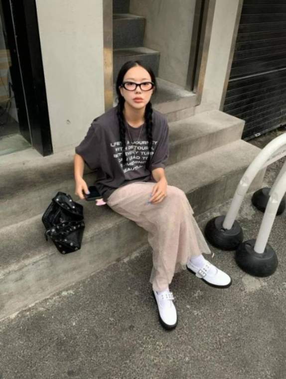 墨灰色T恤怎么搭