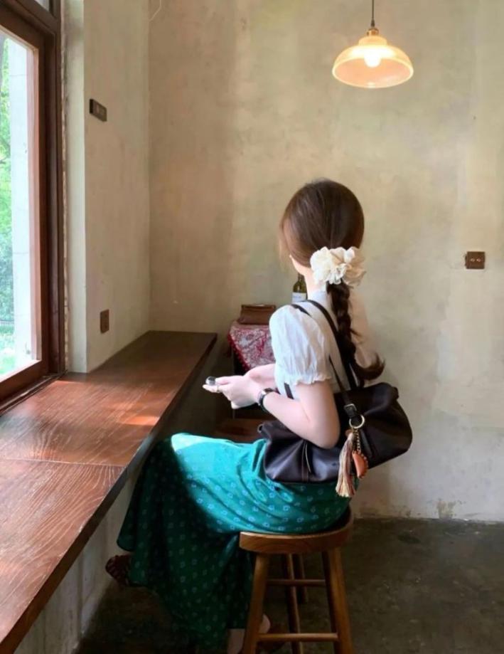 白色小衫+半裙