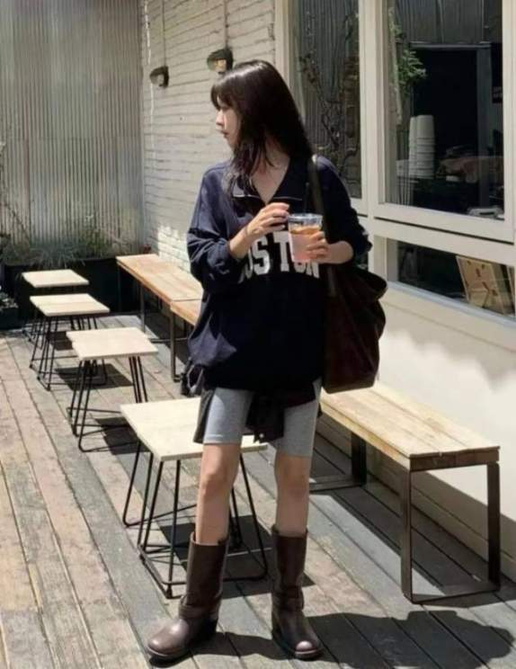 藏蓝色卫衣的早秋穿搭