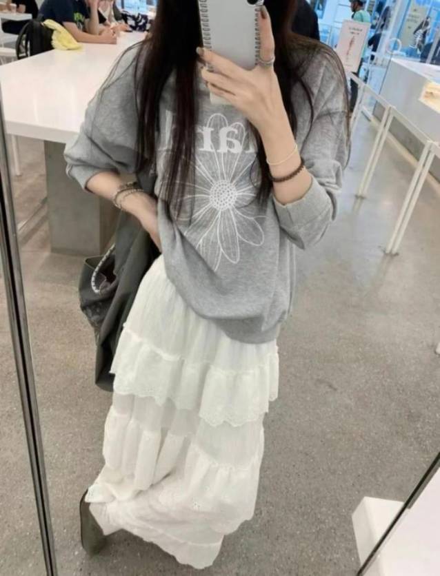 灰色卫衣+白色半裙，色调超好看的早秋穿搭