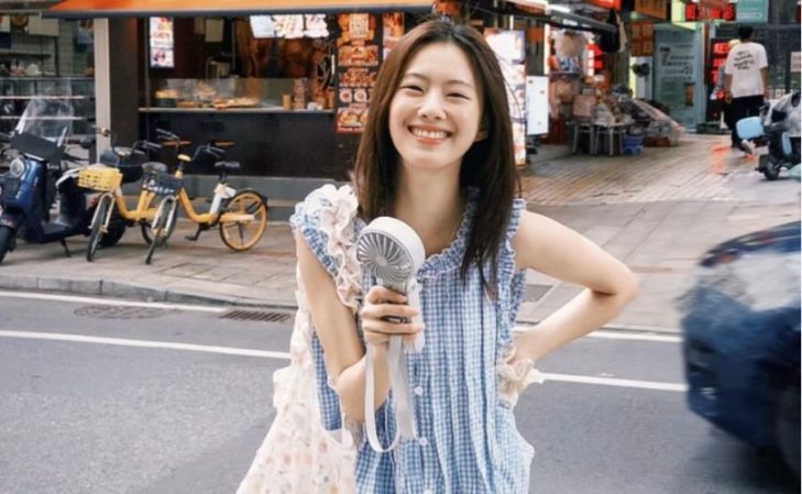 逛街怎么拍？8个超简单的裙子拍照姿势，自由松弛不做作，谁拍谁好看