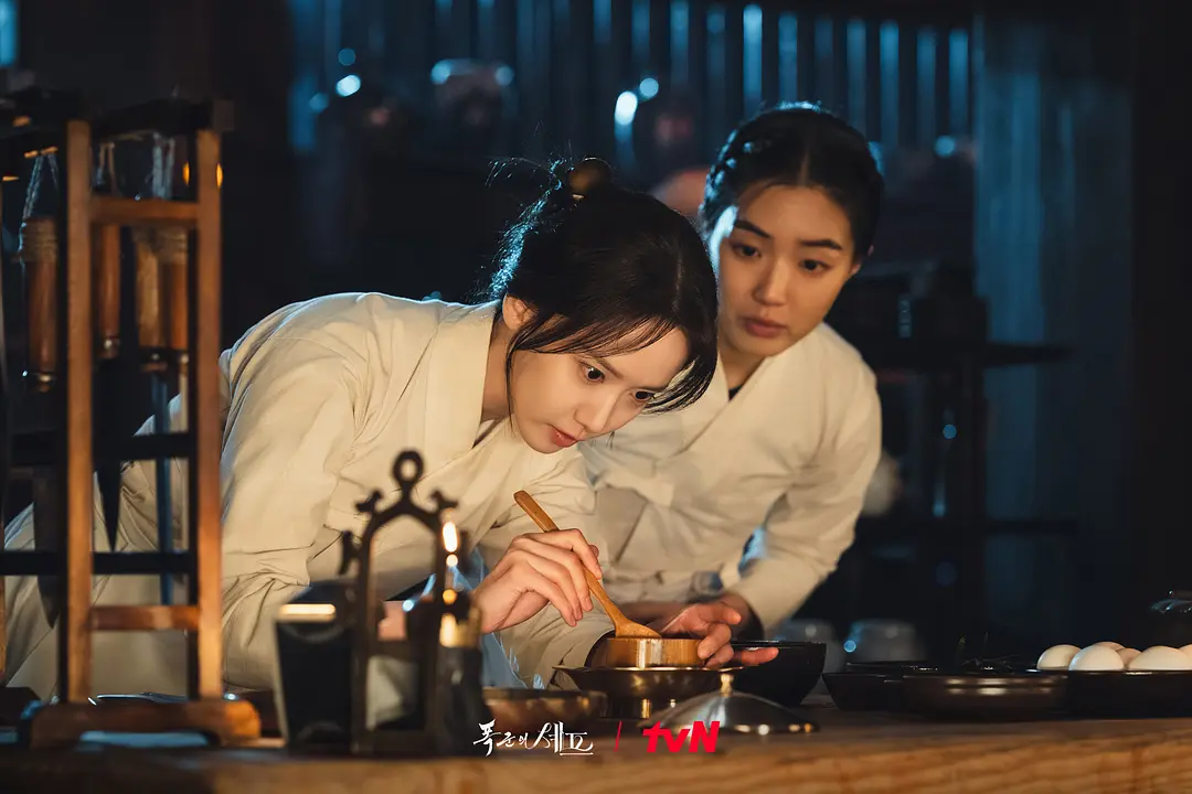 一部越看越上头的爱情穿越美食韩剧《暴君的厨师》，上线后全球大爆！