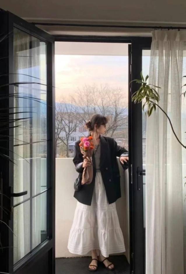 黑色西服怎么搭