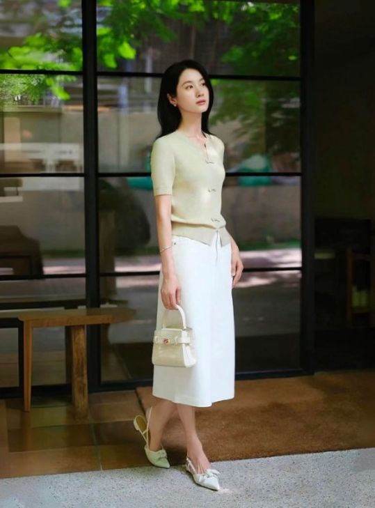 中年女士怎么拍？9个“一学就会，一用就美”的万能拍照姿势，拍照知性优雅，自然大方，随性不做作！