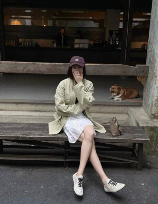 卡其绿风衣的早秋穿搭