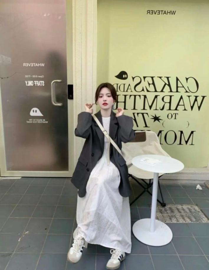 灰色西服怎么搭