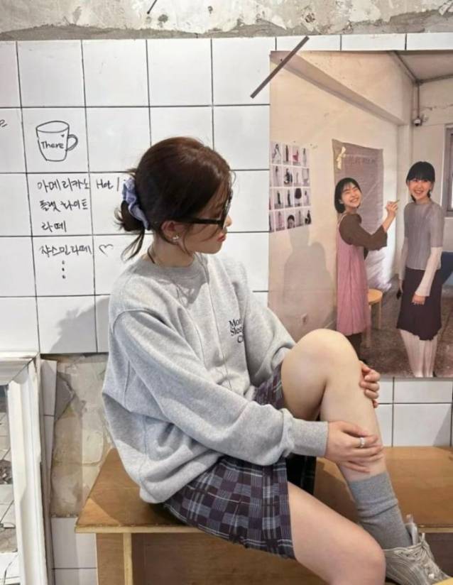 灰色卫衣+格子半裙