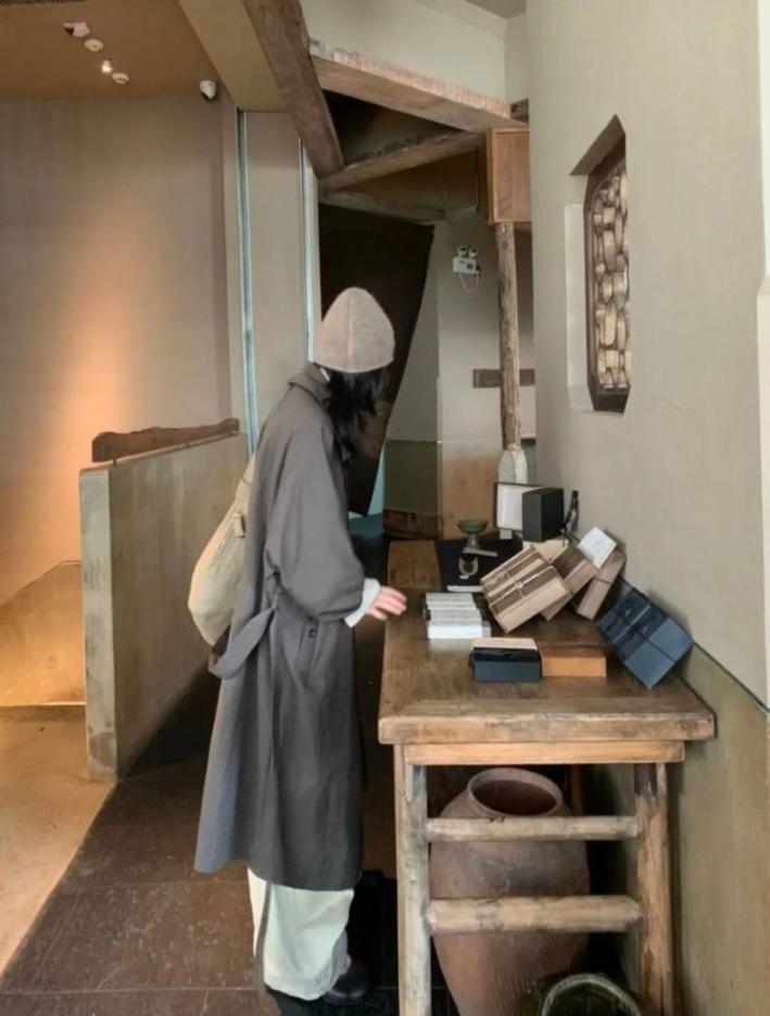 咖色长款风衣穿搭