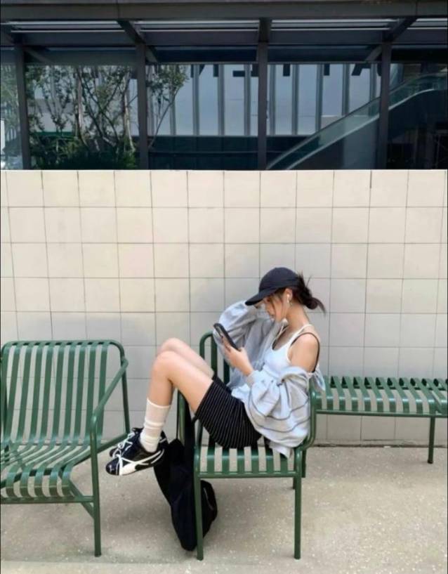 灰色连帽卫衣的时髦穿搭