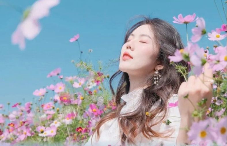 去拍格桑花吗？7个拍照姿势技巧，简单详细好学，拍出童话世界的粉色花海