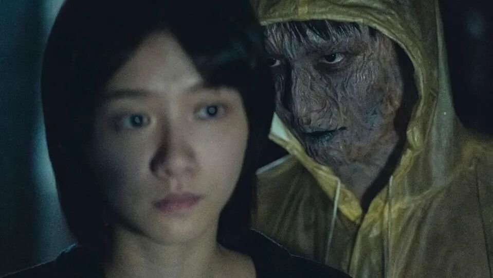 又一尺度猛片《山忌 黄衣小飞侠》!台片太敢拍,大学生登山迷路,偶遇小黄人重燃“希望”!