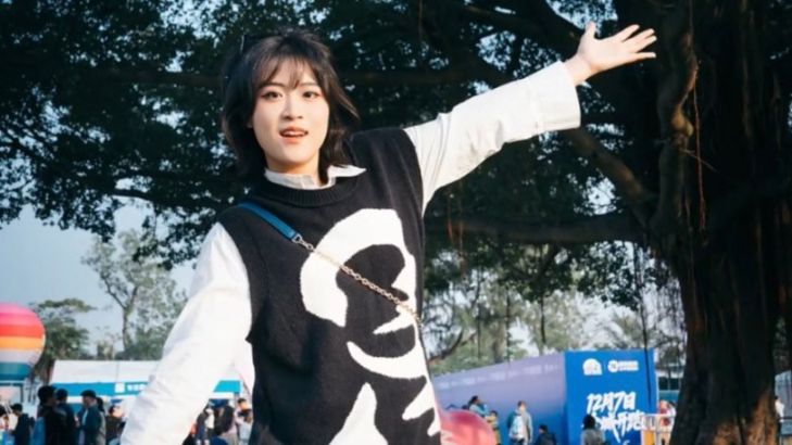 拒绝呆板打卡照,超简单实用站姿出片姿势get,普通女孩也能拍出大片感!