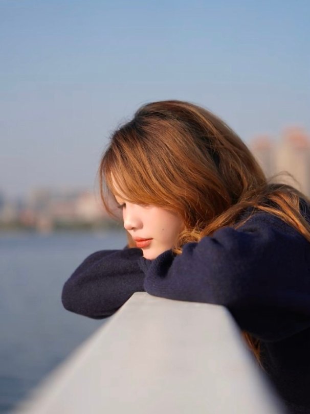 遇到栏杆怎么拍出氛围感？5个实用拍照技巧，拿捏美照！