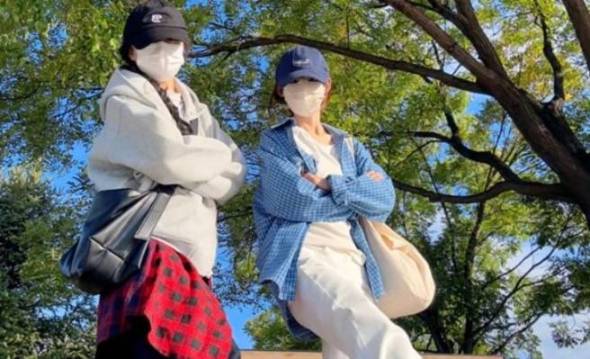 存一些姐妹見面鮮活感拍照姿勢！元旦新年姐妹見面就得雙倍漂亮！