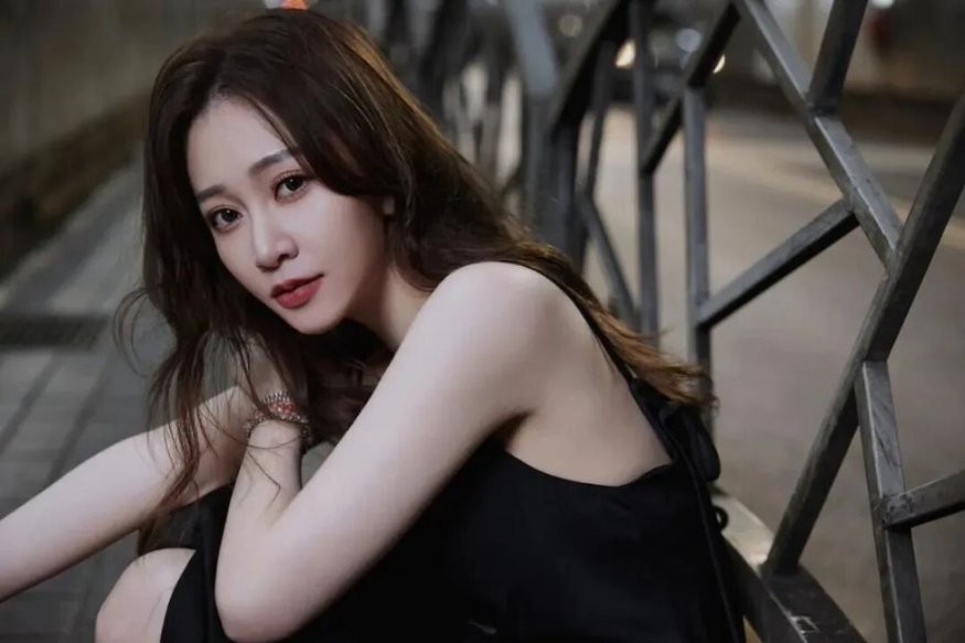 台湾网红筱崎泫，一位曾被养父裸体关进狗笼虐待的可怜女人