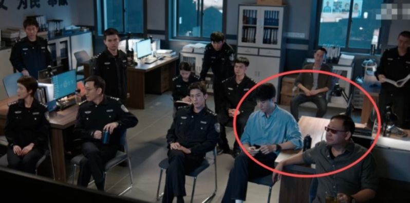 全程戴墨鏡裝酷，臺詞黏糊，58歲姜武帶來國際影帝“教科書”式演技