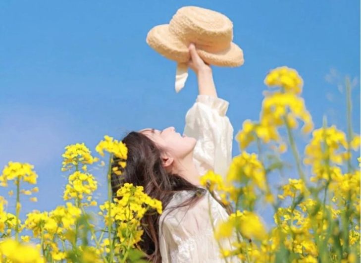 是谁在说油菜花土啊！油菜花这么拍文艺也出片，轻松拍出女神范儿