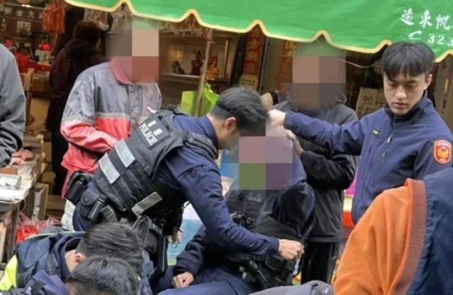 持刀壮汉砍伤一名派出所警察，被另一警当胸击毙！比港警如何