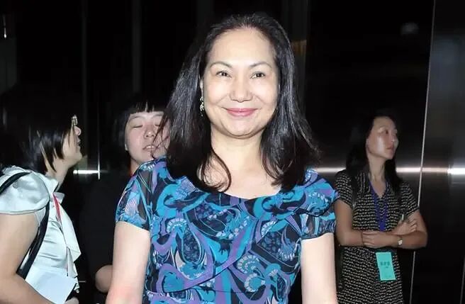 S妈 人前手挽手，人后律师团！