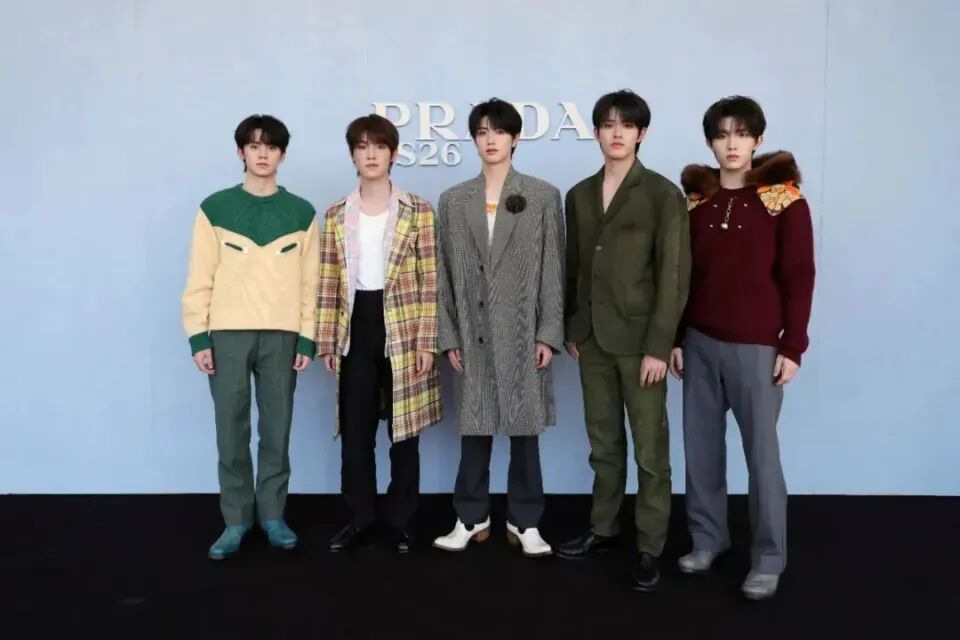 楊冪的女王權杖與男團的權重之爭：Prada出發圖背後的權力深水區