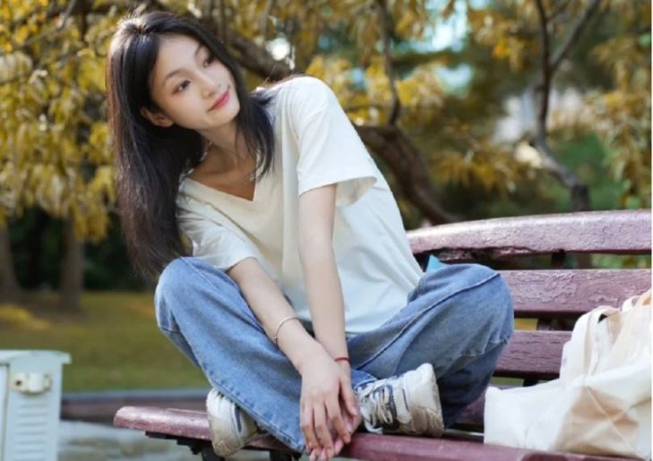 5個穿牛仔褲拍照姿勢，拍照時尚漂亮有氣質，甜美減齡又顯瘦！