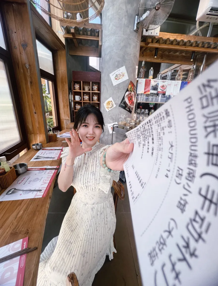 跟着杨紫学拍照！超火的小票广角照教程来啦！轻松get杨紫同款，简直绝了！