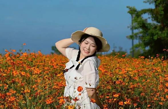 微胖女生花海拍照,別再僵硬比耶啦~6個親測好用的鬆弛小姿勢,直接拿捏氛圍感,還顯瘦