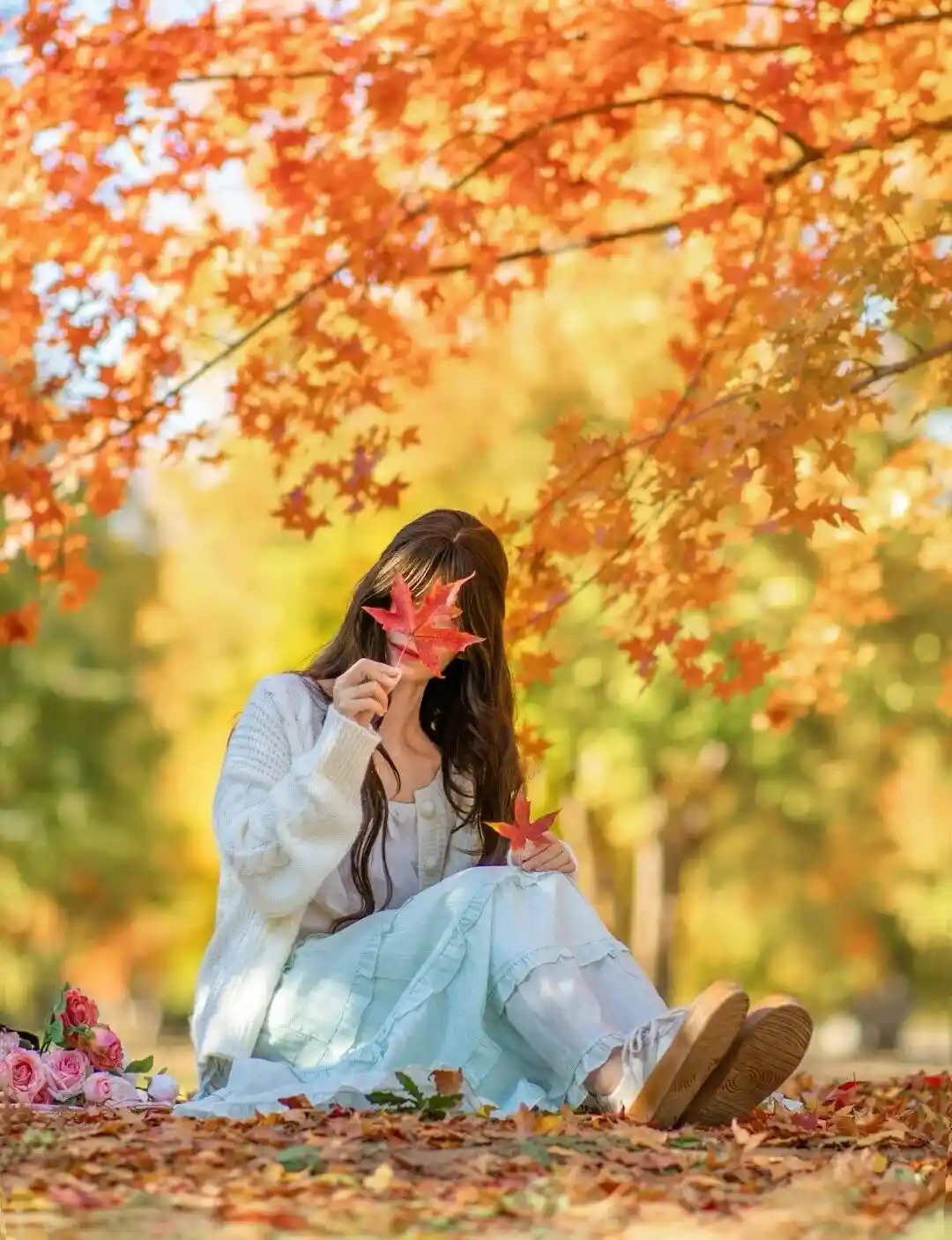 存一些秋日落叶拍照出片姿势啦 ，即使不露脸也能get满满的氛围感！