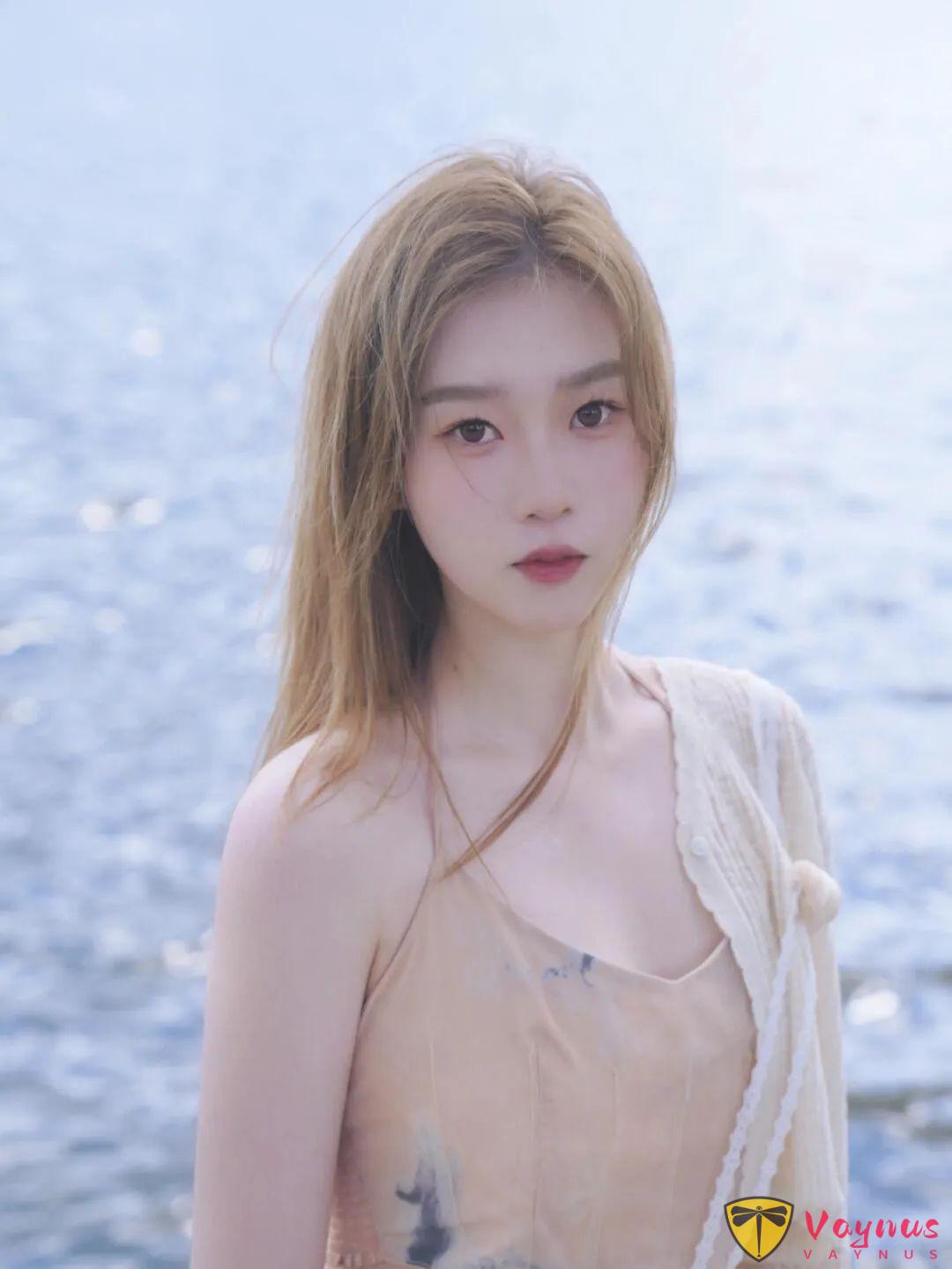 湖邊長裙氛圍感拍照術，5個動作拍出電影靜幀，淡臉女生也能秒變氛圍感女主