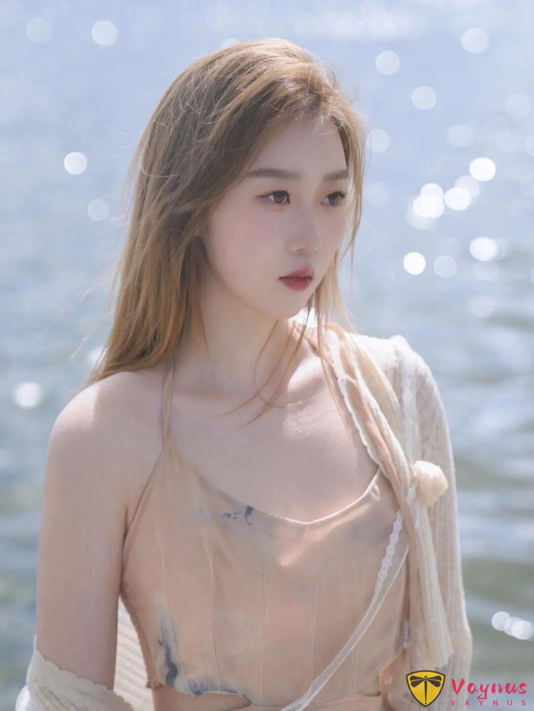 湖邊長裙氛圍感拍照術，5個動作拍出電影靜幀，淡臉女生也能秒變氛圍感女主