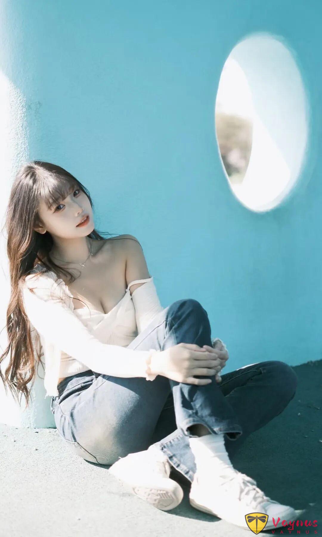 又纯又欲！9个动作拿捏甜酷辣妹风，这组蓝色系写真太绝了