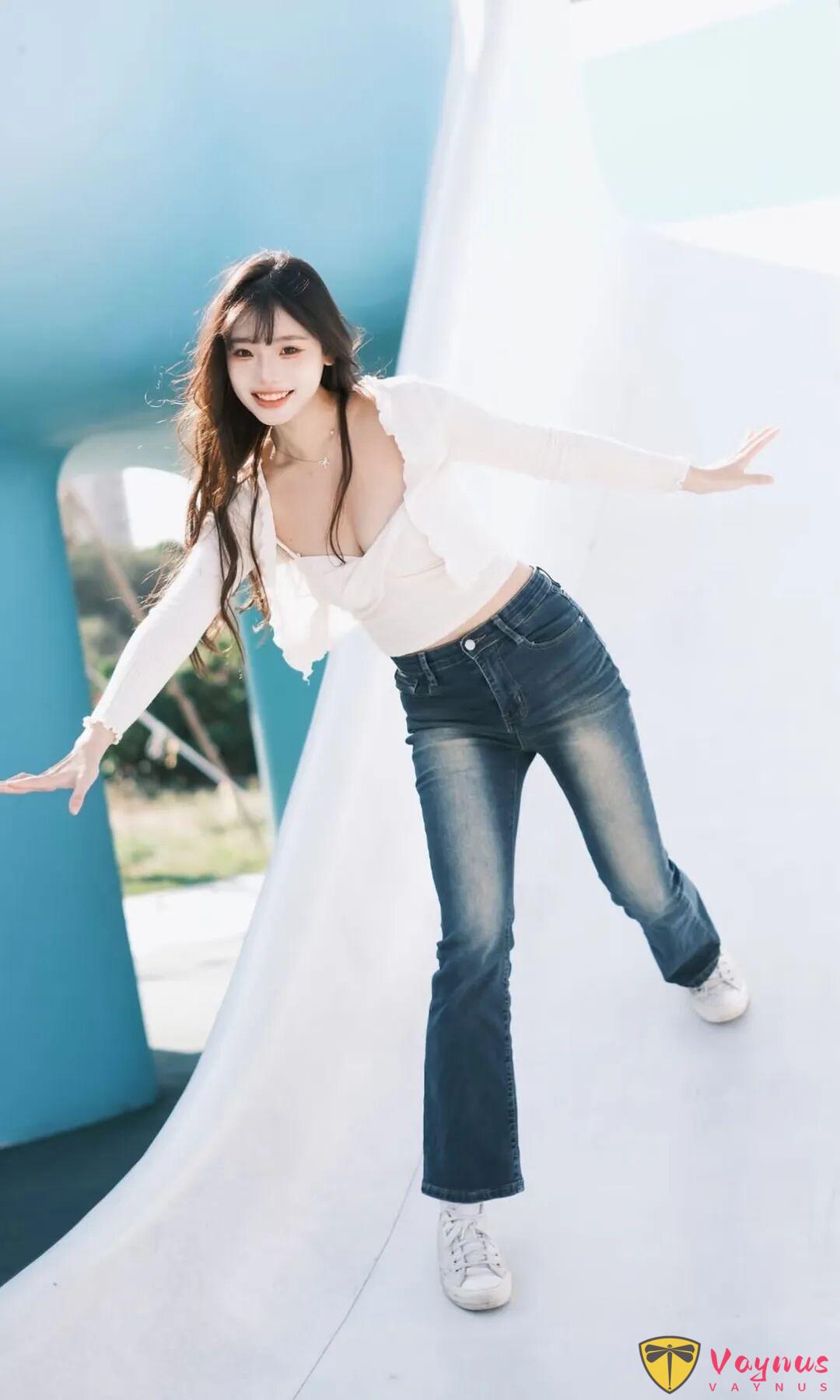 又纯又欲！9个动作拿捏甜酷辣妹风，这组蓝色系写真太绝了