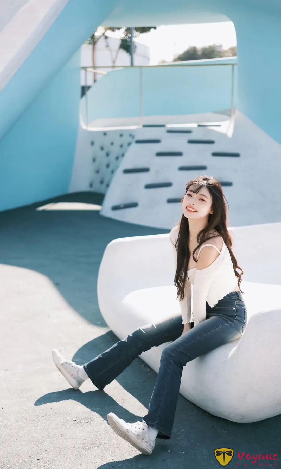 又纯又欲！9个动作拿捏甜酷辣妹风，这组蓝色系写真太绝了