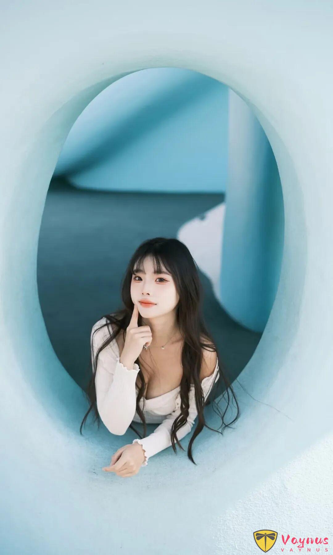 又纯又欲！9个动作拿捏甜酷辣妹风，这组蓝色系写真太绝了