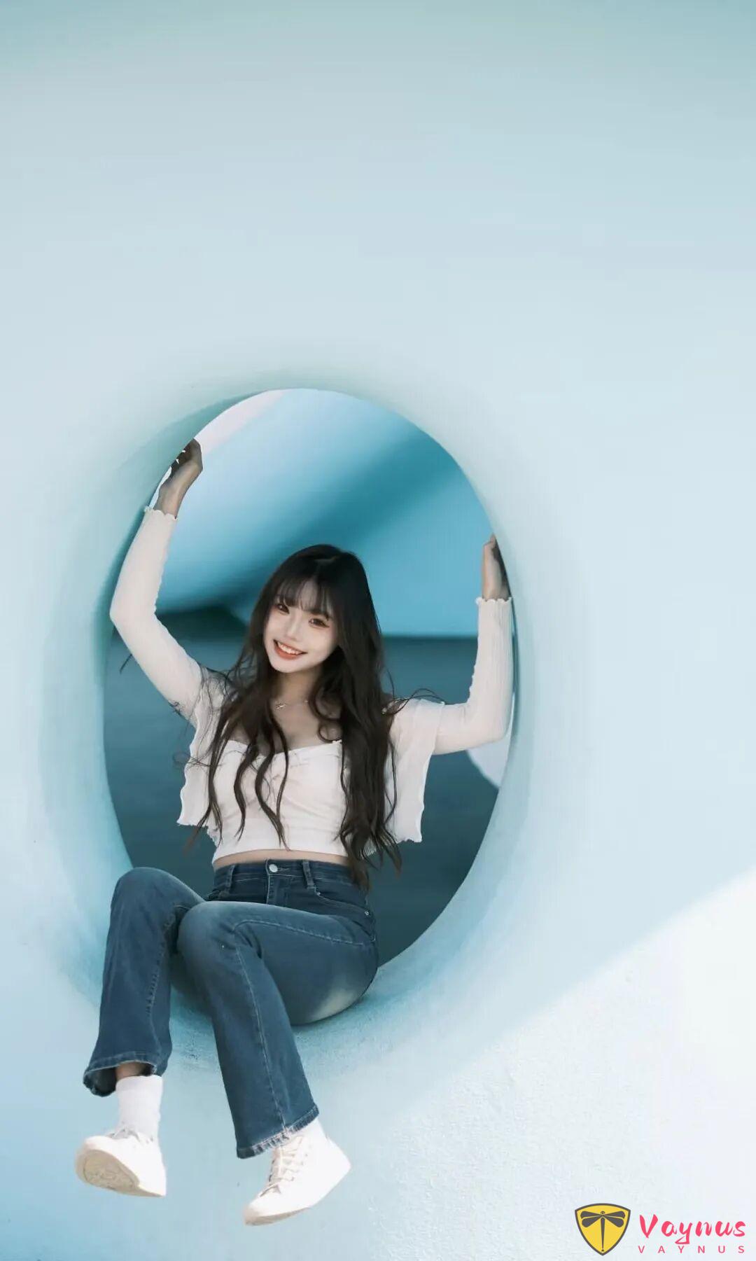 又纯又欲！9个动作拿捏甜酷辣妹风，这组蓝色系写真太绝了