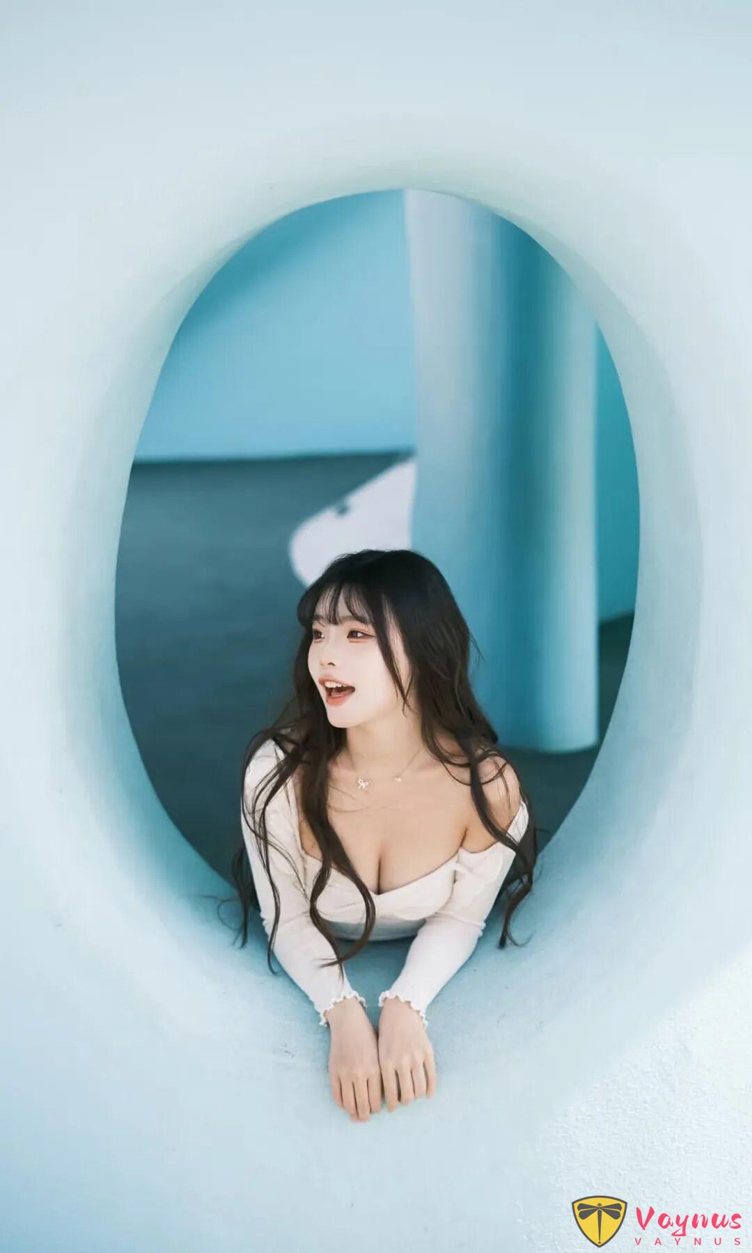又纯又欲！9个动作拿捏甜酷辣妹风，这组蓝色系写真太绝了