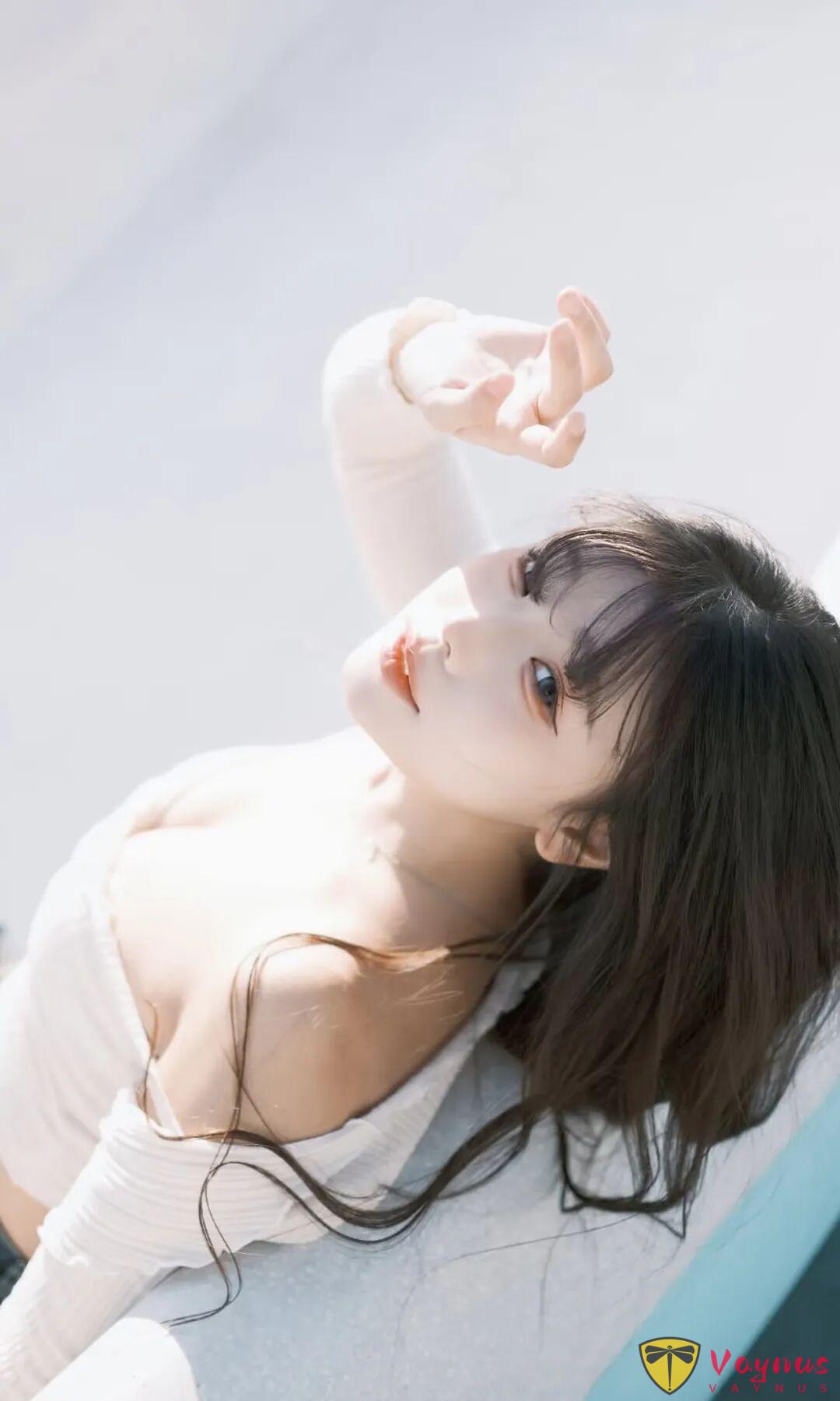 又纯又欲！9个动作拿捏甜酷辣妹风，这组蓝色系写真太绝了