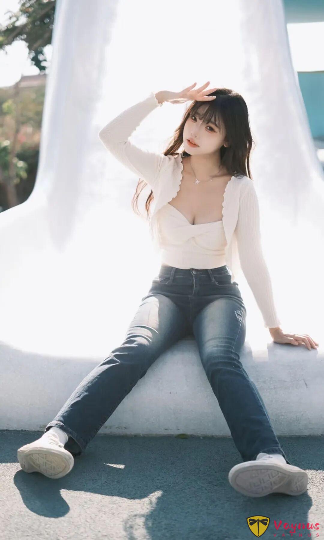 又纯又欲！9个动作拿捏甜酷辣妹风，这组蓝色系写真太绝了