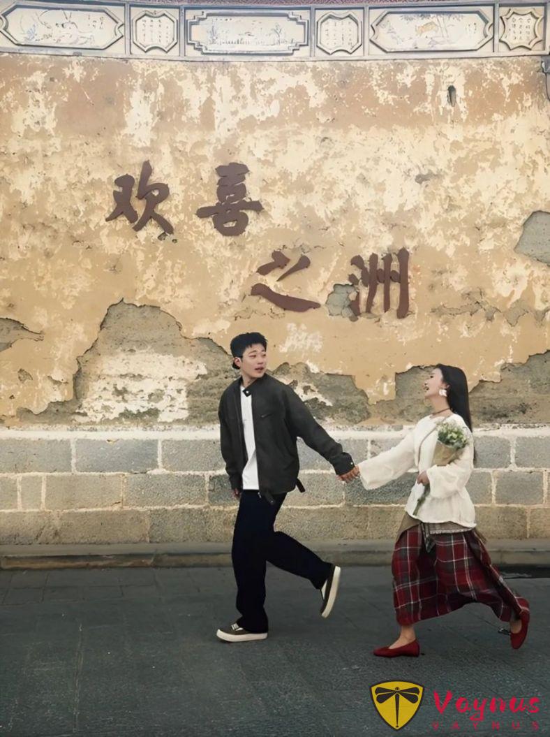 很有感染力的甜甜情侶拍照出片技巧，​手把手教你景點“打卡照”怎麼拍！