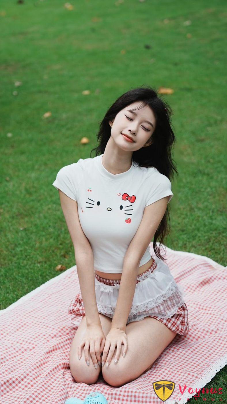 草坪拍照只会盘腿坐？9个万能坐姿，秒变甜心少女，可爱又显瘦