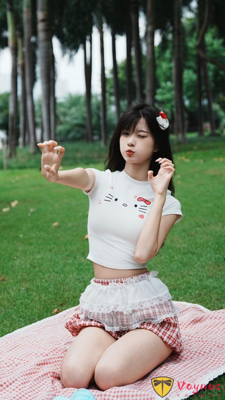 草坪拍照只会盘腿坐？9个万能坐姿，秒变甜心少女，可爱又显瘦