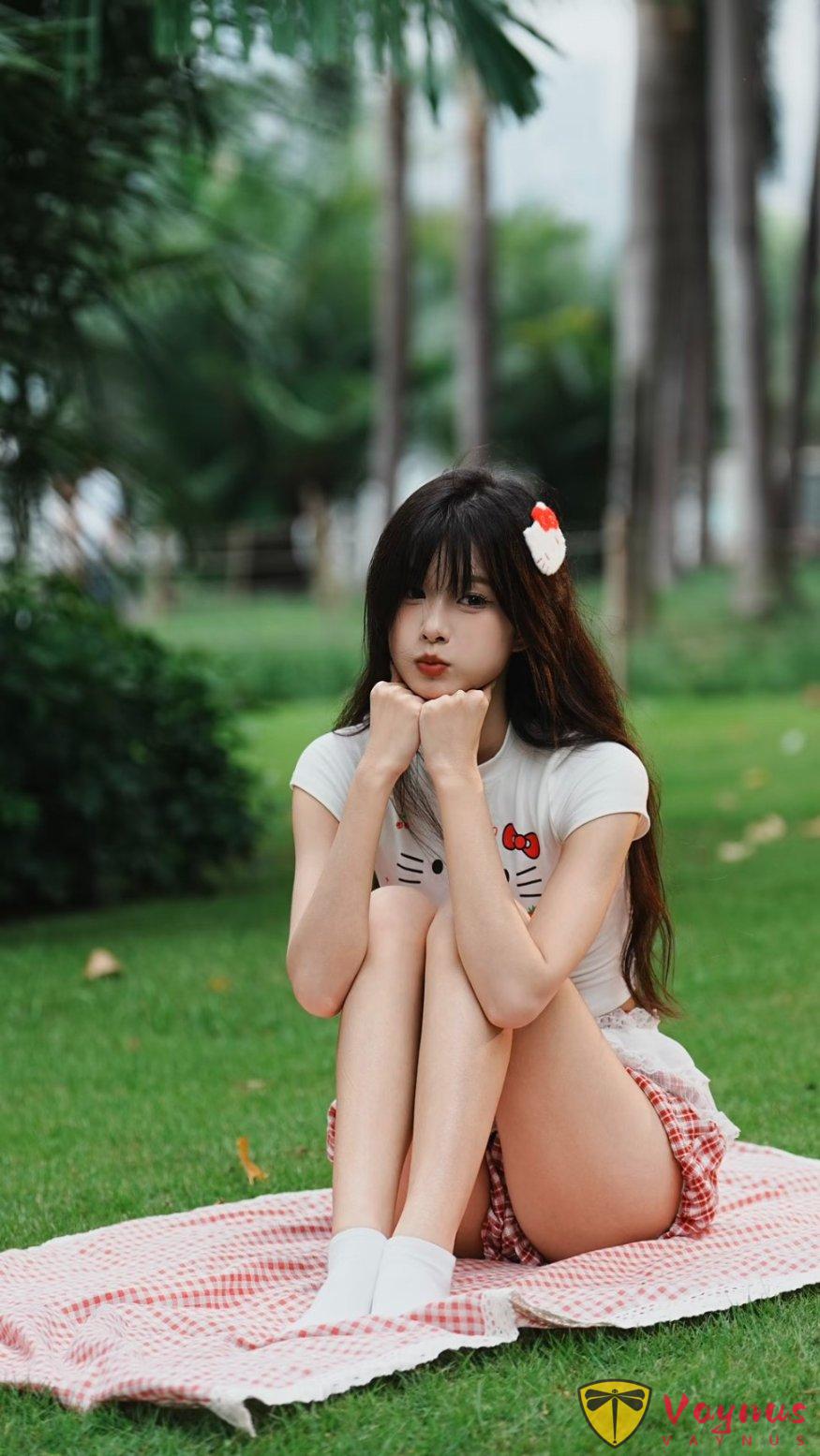 草坪拍照只会盘腿坐？9个万能坐姿，秒变甜心少女，可爱又显瘦