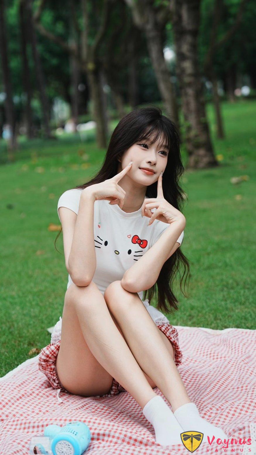 草坪拍照只会盘腿坐？9个万能坐姿，秒变甜心少女，可爱又显瘦