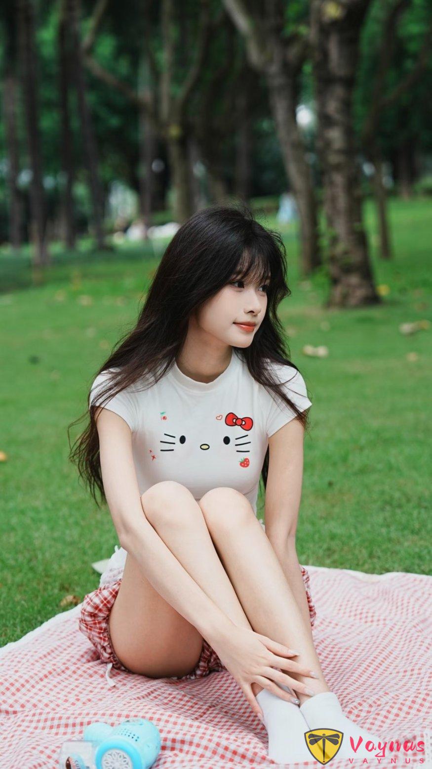 草坪拍照只会盘腿坐？9个万能坐姿，秒变甜心少女，可爱又显瘦