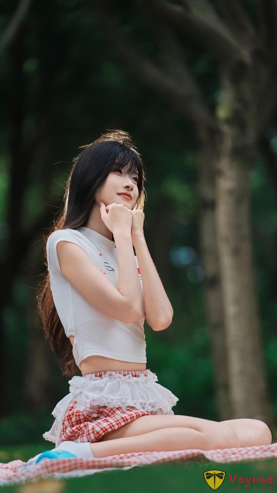 草坪拍照只会盘腿坐？9个万能坐姿，秒变甜心少女，可爱又显瘦