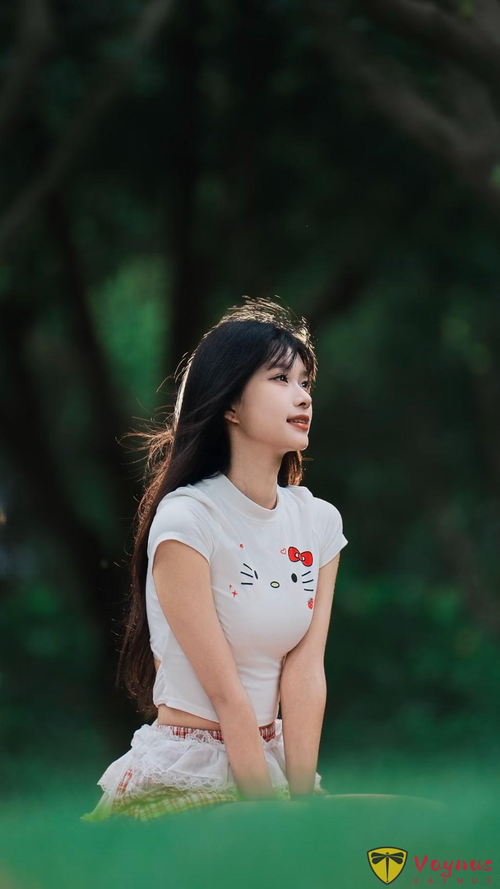 草坪拍照只会盘腿坐？9个万能坐姿，秒变甜心少女，可爱又显瘦