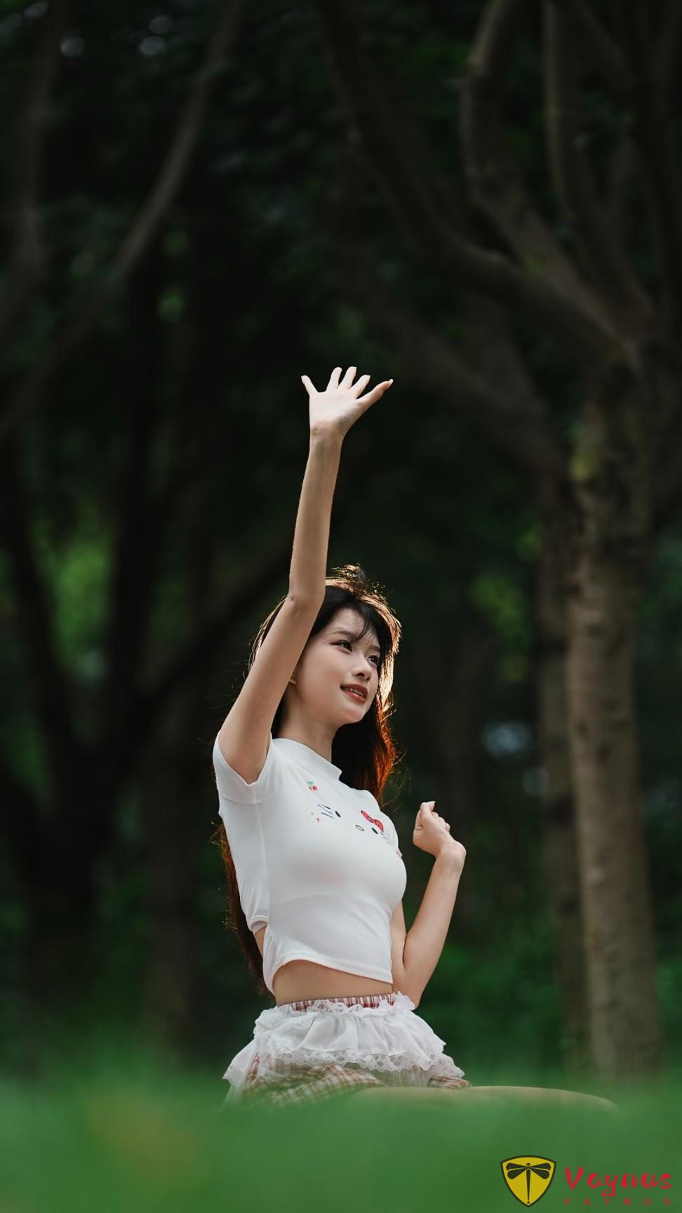 草坪拍照只会盘腿坐？9个万能坐姿，秒变甜心少女，可爱又显瘦